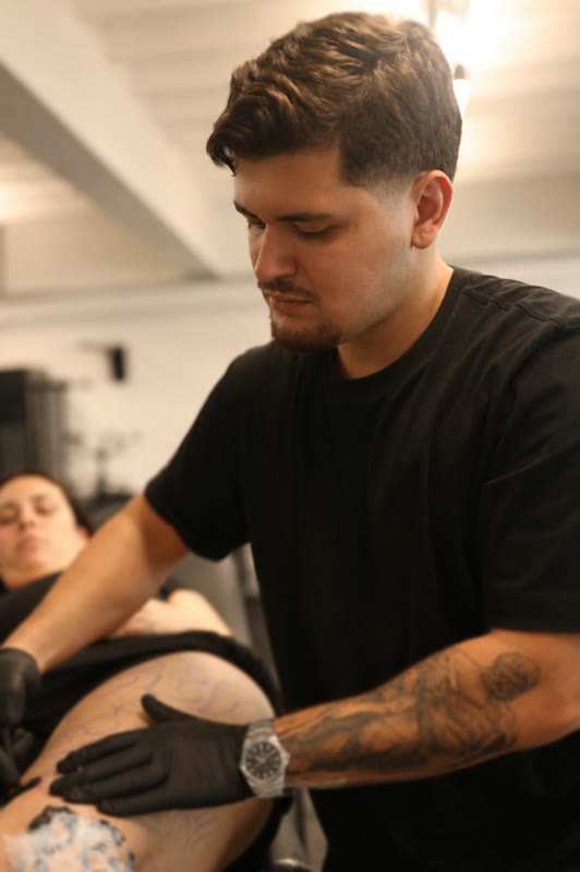 Matheus Caldas tattooing