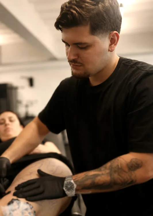 Matheus Caldas tattooing